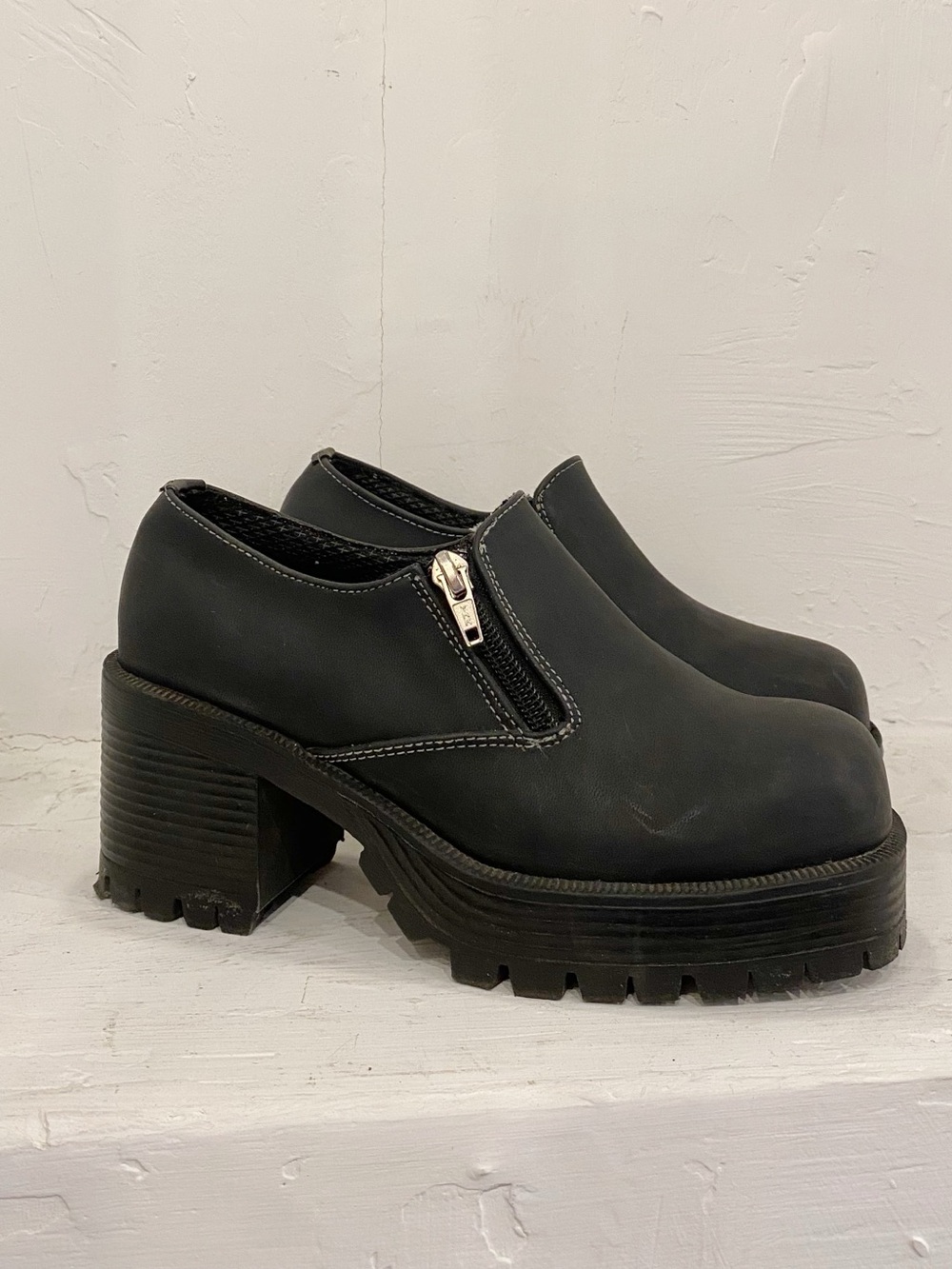 Chunky 90s Y2K Black Platform High Heel Grunge Shoes with Zipper Detail